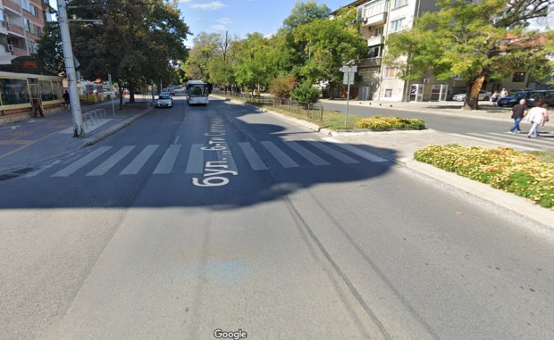 Правят повдигната пешеходна пътека на бул. "Шести септември"