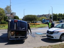 Вижте как бус на известна охранителна фирма се обърна в кръгово в Пловдив