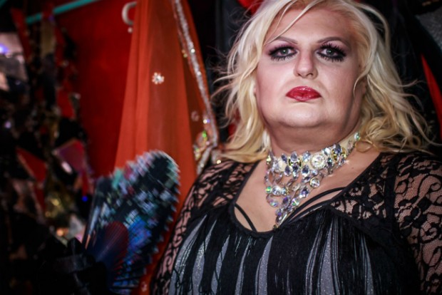 На 50 години след тежко боледуване днес почина култовата транссексуална Графиня