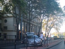 Автомобил "превзе" мантинела в самото сърце на Пловдив