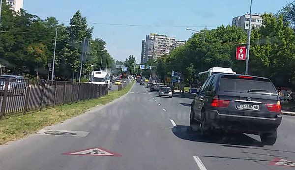 Вижда се къде се намира джипа при жълт сигнал на светофара. Видимо има достатъчно разстояние, за да спре
