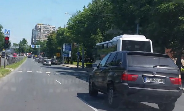 Ето и къде се намира джипа, когато светофарът вече свети червено и шофьорът е длъжен да спре