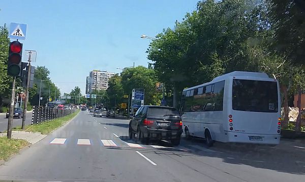 ... джипът все пак преминава при отдавна светнал червено сигнал на светофара