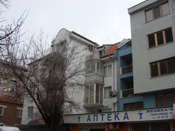 Даниела Балникова е живяла в тази сграда, преди ЧСИ Атанасов чрез 