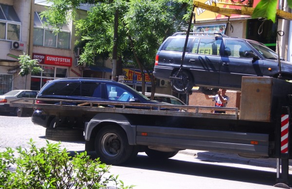 Паякът вдига неправилно паркирал автомобил...