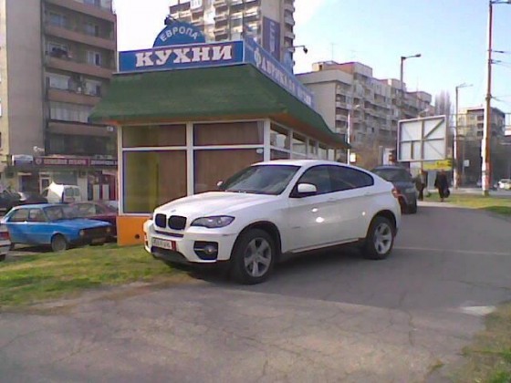 Двата джипа могат да бъдат засечени ежедневено на тротоара пред магазина...