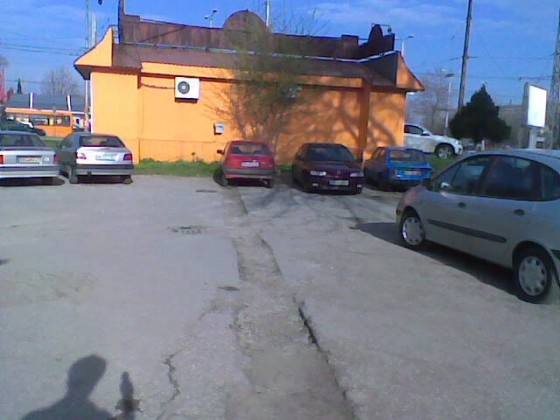 ... независимо че точно зад него има удобен паркинг