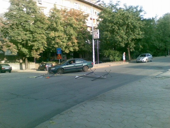 Много бяха шофьорите, които се правеха, че не разбират защо са поставени знаците на затворения участък