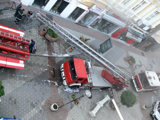Снимката е направена в 6.30 часа, когато пожарникарите вече са потушавали пламъците