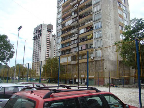 Опасните железа се намират точно там, където живущите паркират автомобилите си