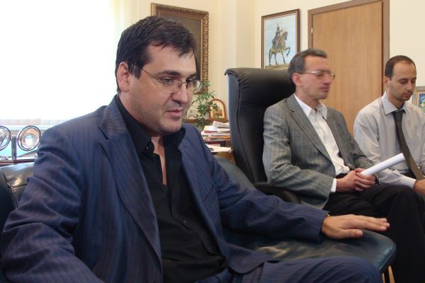 В общината никой не е виждал кмета толкова бесен, както след срещата с управителката на фирмата, заради която дворовете на 10 детски градини приличат на бойни полета.