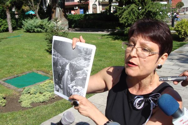 Управителката Шенка Илиева показва на снимка на какви потайности са попаднали при разкопаването на дворовете. Щяла да си търси правата в съда.