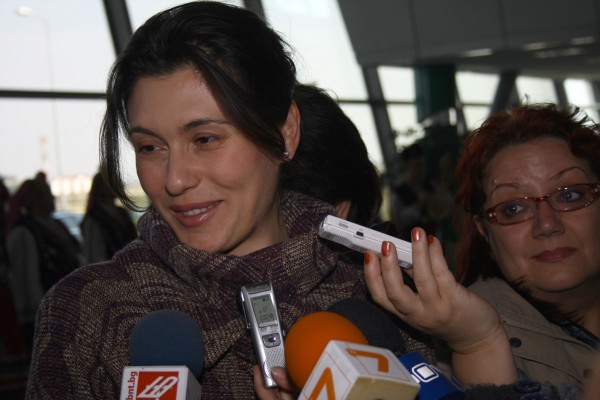 31-годишната Вера беше първата, която слезна на българска земя при пристигането на полета Лондон-Пловдив