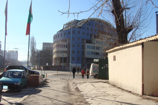 Сградата, която вече 10 години се строи и чака да 