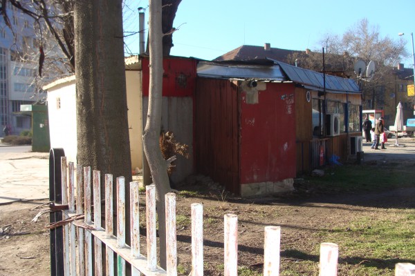 Оградата и бараките, които трябва да се бутнат заради новия паркинг.