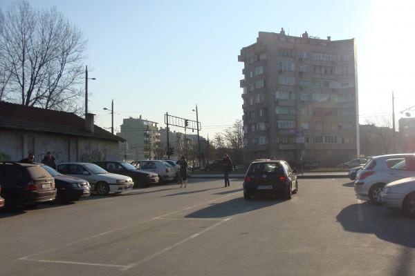 Въпреки наличието на собствен паркинг, много от студентите предпочитат да паркират по тротоарите.