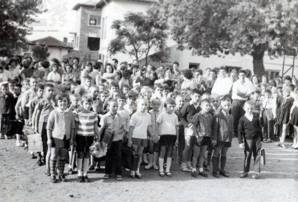 Първият учебен ден на първокласници в Сандански. 1969 г.