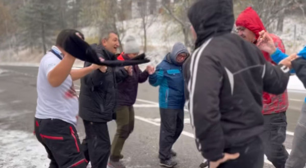 Нищо не събаря българския дух: Хоро се изви насред пътя и дори лошото време не ги спря