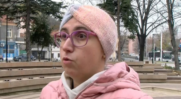 Майка: Тонове бетон изляха в парка, а тоалетната не е пипната