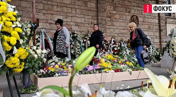 Вечна памет: Миряни прекланят глава пред гроба на патриарх Неофит и днес