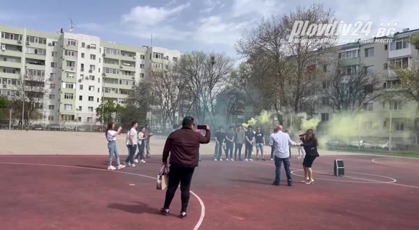 Рени запя на живо "Като птица съм свободна" в двора на елитно училище в Пловдив