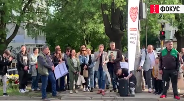 Протестиращи година след смъртта на Ани и Явор: България няма деца за убиване!