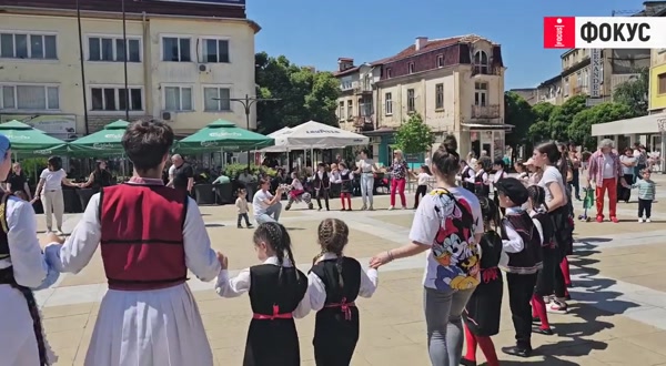 Деца пяха и танцуваха в Благоевград, доказвайки че са ревностни пазители на традициите