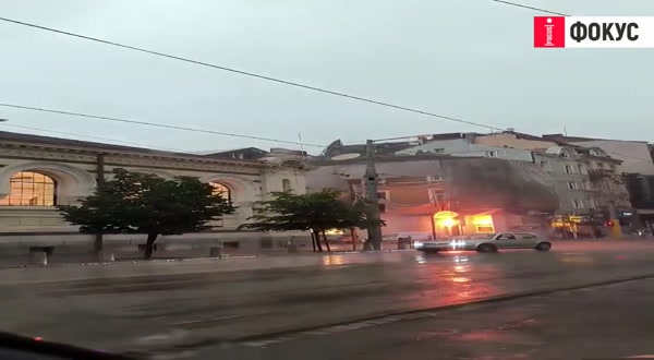 Видео показва как се е запалил стълба до Халите