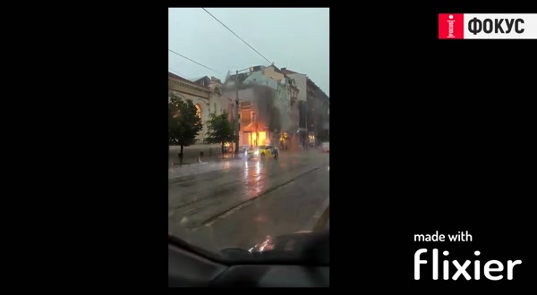 Видео показва как се е запалил стълбът до Халите