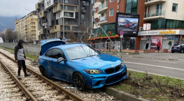 Автомобил помете металните ограждания на бул. "България" и спря на трамвайните релси