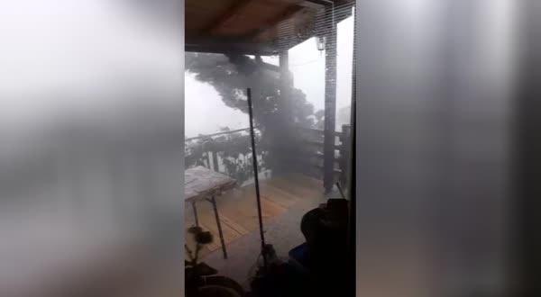 Мощна буря удари в Западна България преди минути