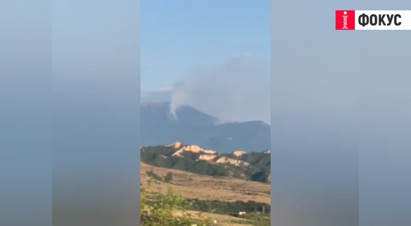 Хеликоптер вече гаси пожара на българо-гръцката граница