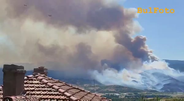Над 20 хиляди декара гора са обхванати от пожара край Струмяни, евакурани са над 100 души от селата Цапарево и Кърпелево