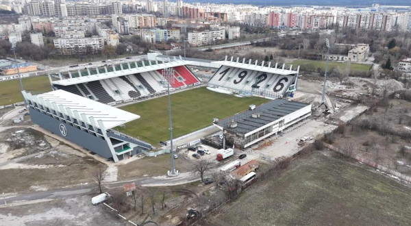 Започна разрушаването на централната трибуна на "Лаута"