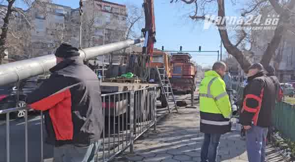 Започна подмяната на падналия на бул. "Сливница" стълб, който за малко не уби двама души