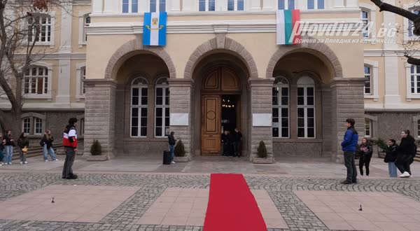 Модно ревю и калашници пред хуманитарната гимназия в Пловдив