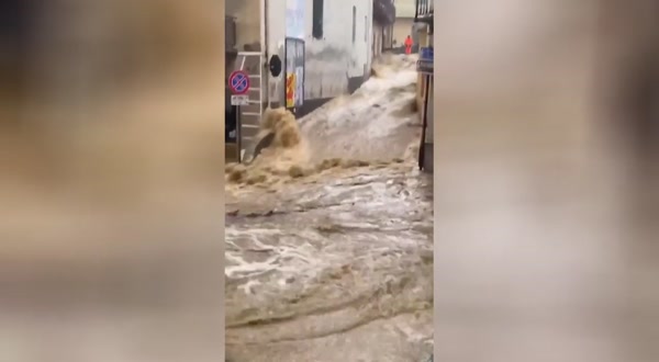 От наводнения до снеговалежи в Италия, в част от страната е обявен "червен код"