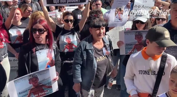 Напрежение, сълзи и гняв пред клиниката в Пловдив, в която почина дете!
