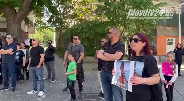 Възгласи "Убиец" пред дома на доктор Мандев в Пловдив