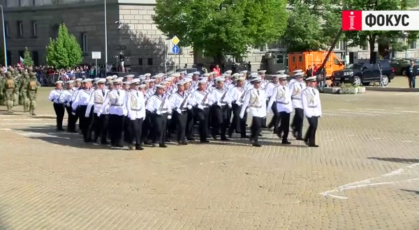 Над 700 военнослужещи се включиха в парада за Деня на храбростта, вертолет Ми-17 прелетя с трибагреника над площада