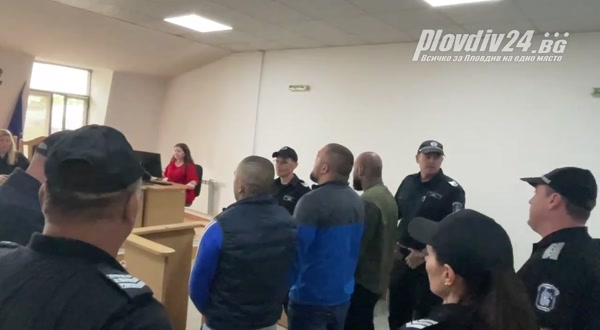 Доведоха в съда закопчани с белезници един за друг тримата биячи на невинни пловдивчани