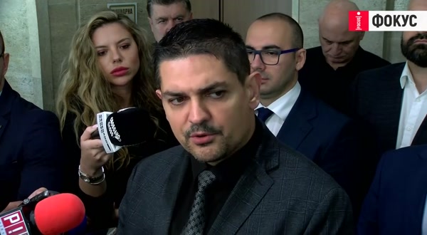 Радостин Василев: Киселова показва юридическа неграмотност и престъпно поведение