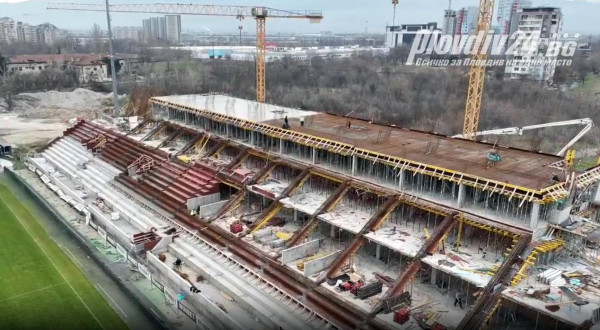 Наливат плочата на четвъртото ниво на централната трибуна на "Лаута"