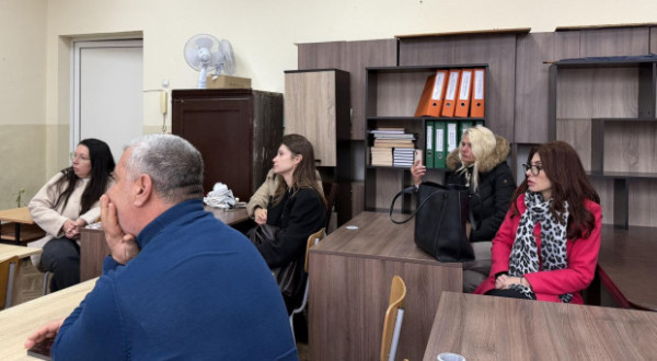 Родители от Хуманитарната: Вече 4 пъти казвате различни срокове за приключване