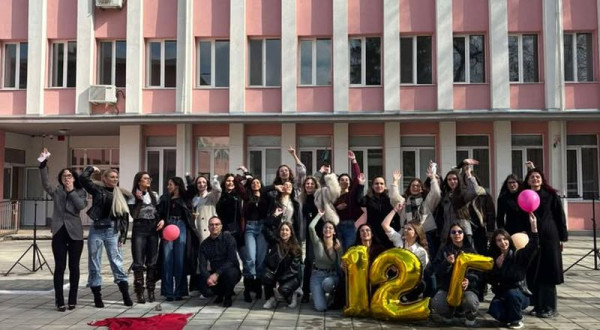 Ученици разпънаха червения килим за своя класен, запалиха димки и специален надпис
