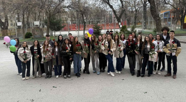 Ученици изненадаха учителка в Пловдив с покана за бал