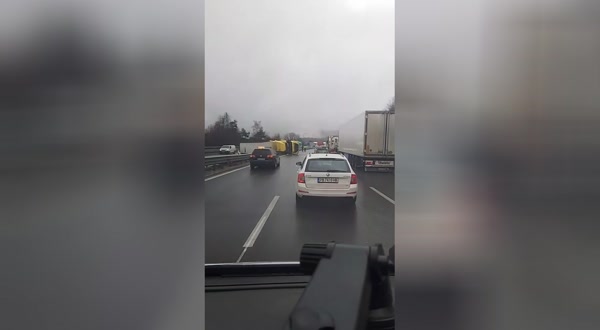 Обърнат тир блокира движението по АМ "Хемус"