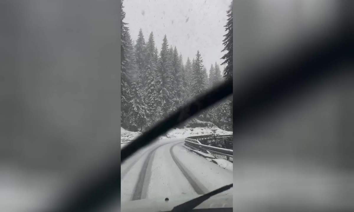 Обилен сняг вали на Пампорово