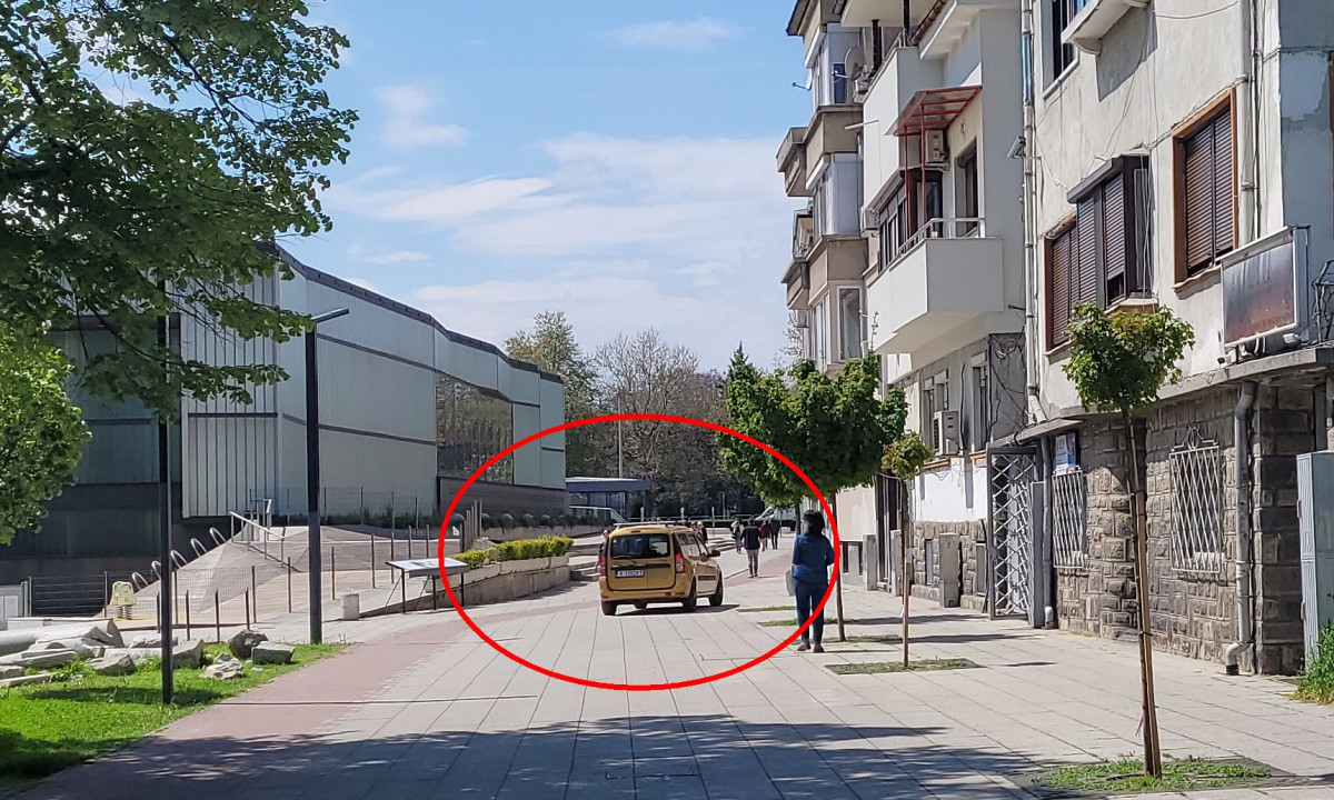 Пешеходната зона до Голямата базилика се превърна в път за автомобили