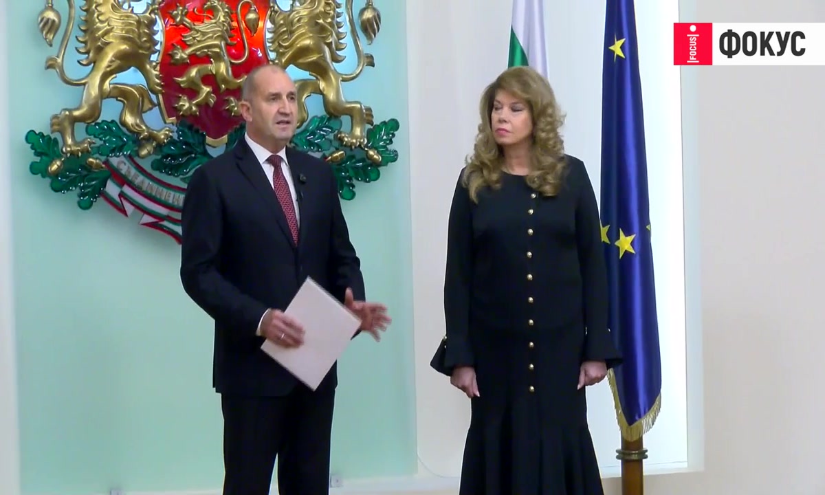 Президентът Йотова връчи първия мандат на Румен Радев